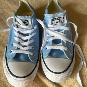 Converse tennis shoes size 9